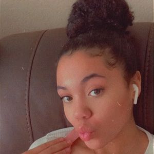 Meet your Posher, Ava